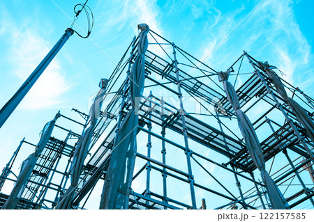 足場が組まれた住宅建設現場 a-4 ライトカラー 足場が組まれた住宅建設現場 a-4 ライトカラー 122157585