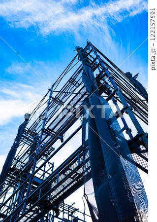 足場が組まれた住宅建設現場　c-2 高彩度コントラスト 122157591