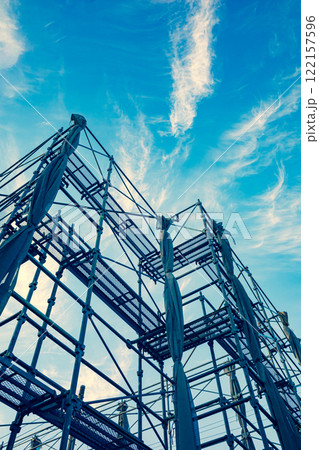 足場が組まれた住宅建設現場 d-3 暖色寒色強調 足場が組まれた住宅建設現場 d-3 暖色寒色強調 122157596