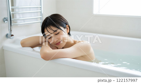 お風呂でリラックスする女性 バスタイム 122157997