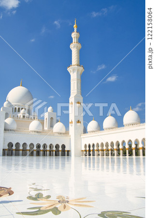 アブダビのシェイク・ザイード・グランドモスクの美しい景観 122158064