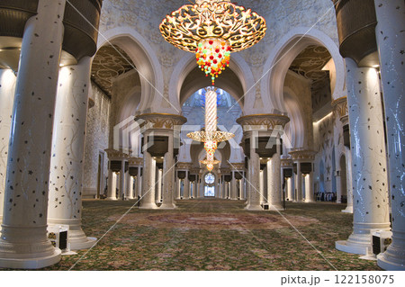 アブダビのシェイク・ザイード・グランドモスクの美しい景観 122158075
