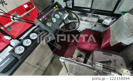 見た目はバス・実は鉄道車両… トロリーバスの運転席 122158094