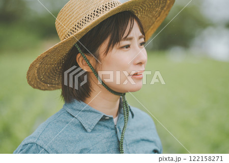 農家と雨 122158271