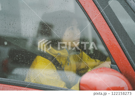 雨の日の運転は慎重に 122158273