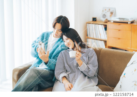 一緒にスマホを見る若いカップル 一緒にスマホを見る若いカップル 122158714