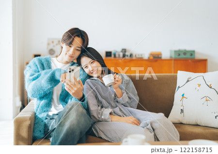 一緒にスマホを見る若いカップル 122158715
