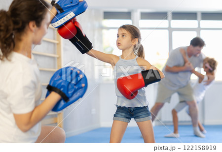 Mother and daughter training boxing in studioの写真素材 [122158919] - PIXTA