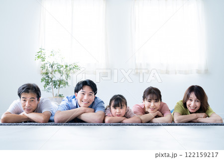 リビングで寝転ぶ3世代家族 リビングで寝転ぶ3世代家族 122159217