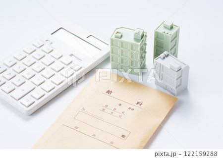 企業ビルの模型と給料袋 企業ビルの模型と給料袋 122159288