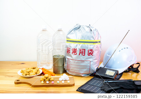 防災グッズとともに並べられた非常用食料 防災グッズとともに並べられた非常用食料 122159385