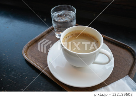 トレーの上の熱いコーヒーと冷たい飲み水。 122159608