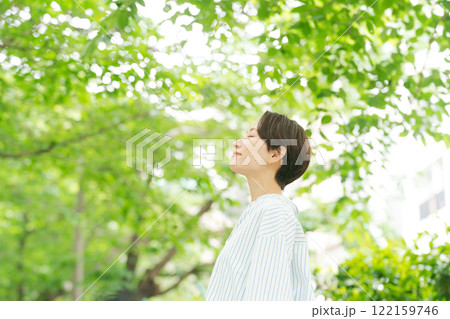新緑の中を散歩する女性 新緑の中を散歩する女性 122159746