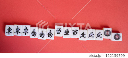 赤背景にマージャン牌 122159799