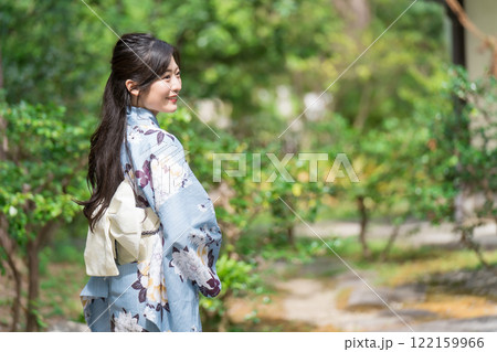 新緑の中、浴衣を着た若い女性　上半身 122159966
