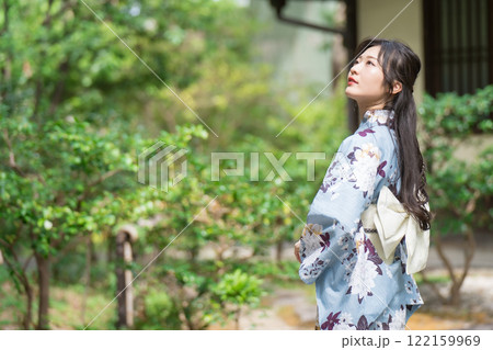 新緑の中、浴衣を着た若い女性　上半身 122159969