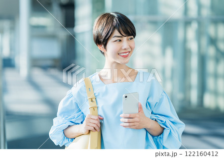 カジュアル　ビジネスウーマン。 122160412