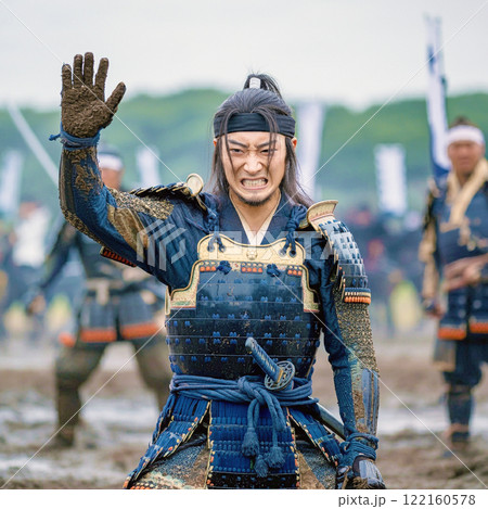 戦いを制止する侍 122160578
