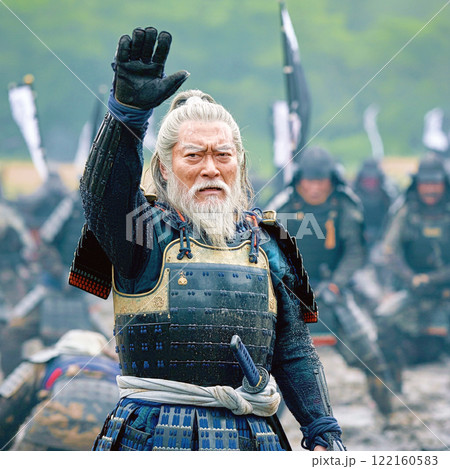戦いを制止する侍 122160583