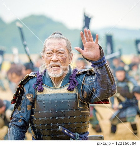 戦いを制止する侍 122160584