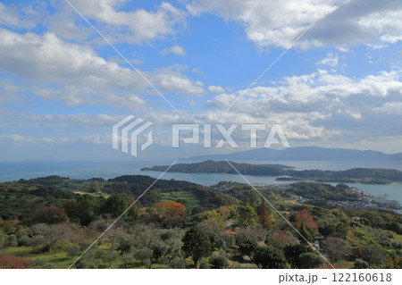 青空の下の牛窓オリーブ園と瀬戸内海の風景 青空の下の牛窓オリーブ園と瀬戸内海の風景 122160618