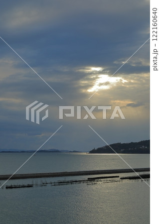 雲間から光が降り注ぐ瀬戸内海の神々しい風景 122160640