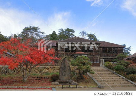 紅葉に彩られた旧吹屋小学校の景色 122160658