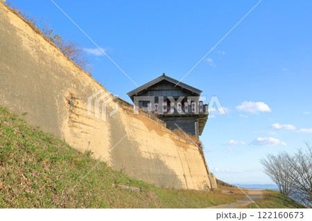 快晴の青空の下の鬼ノ城西門の眺め 122160673