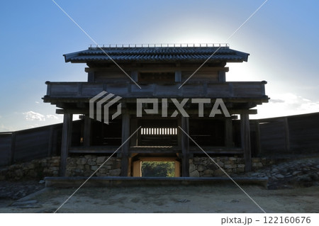 板塀で囲まれた鬼ノ城西門の内部の様子 板塀で囲まれた鬼ノ城西門の内部の様子 122160676