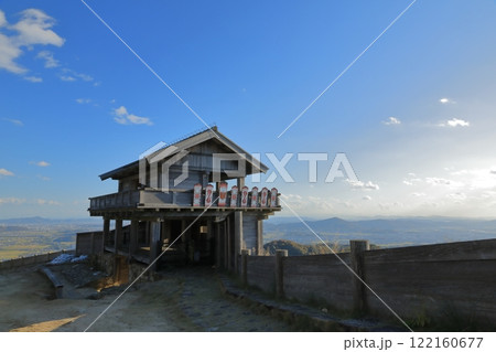 快晴の青空の中に佇む鬼ノ城西門の景色 122160677