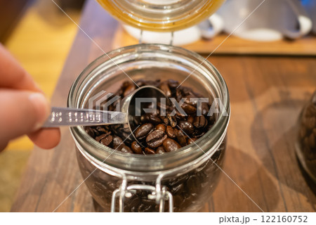 保管容器に入ってるアロマ香るローストコーヒー豆。 保管容器に入ってるアロマ香るローストコーヒー豆。 122160752