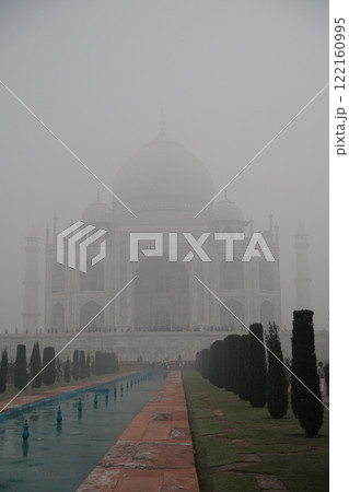 冬の霧に包まれたタージマハル 122160995