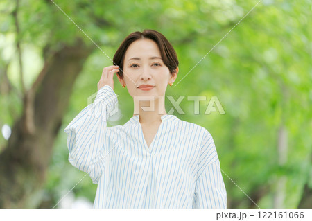 新緑の中に立つ30代女性 新緑の中に立つ30代女性 122161066