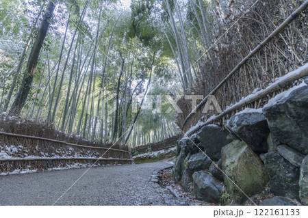 京都嵐山竹林の雪景色 122161133