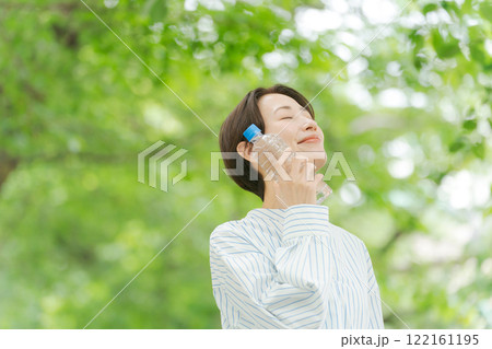 新緑の中で水を飲む女性 新緑の中で水を飲む女性 122161195