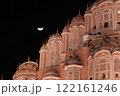 ライトアップされた夜のハワーマハルと月 122161246