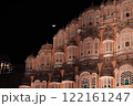 ライトアップされた夜のハワーマハルと月 122161247