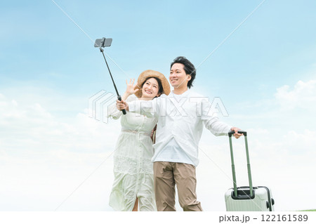 旅行でスマホを使って自撮りするカップル・YouTuber・動画配信・SNS・インフルエンサー・旅行 122161589