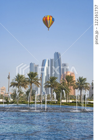 近代都市アブダビの高層ビル群 122161737