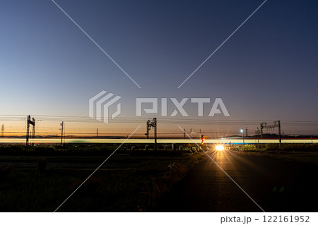 夜明け前の小田急レーザービーム　伊勢原付近 122161952