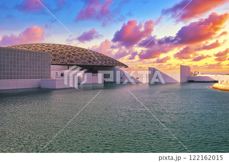 斬新な美術館・ルーブル・アブダビの外観 122162015