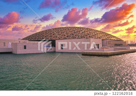 斬新な美術館・ルーブル・アブダビの外観 斬新な美術館・ルーブル・アブダビの外観 122162018