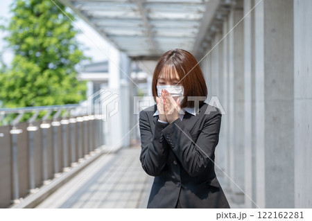 花粉症でくしゃみをする20代女性 花粉症でくしゃみをする20代女性 122162281