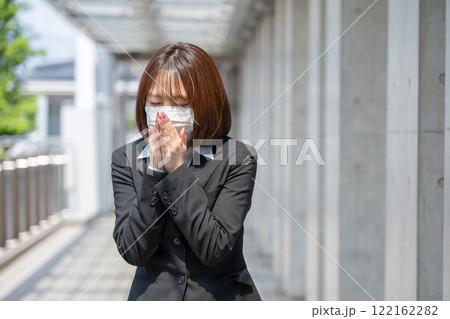 花粉症でくしゃみをする20代女性 122162282
