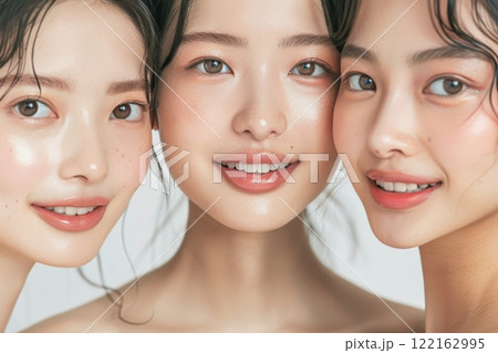 肌の綺麗な日本人モデルが3人並んでる美容広告風写真（美容整形・プチ整形・美肌）	 122162995