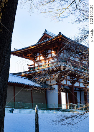 青空と積雪する多賀城南門（多賀城市） 122163129