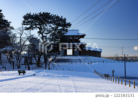 青空と積雪する多賀城南門(多賀城市) 青空と積雪する多賀城南門(多賀城市) 122163131
