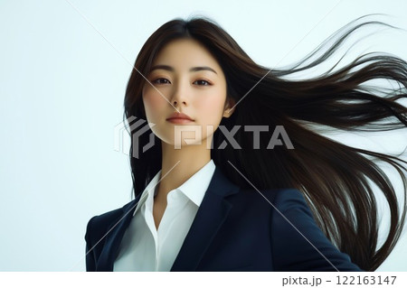 ビジネスウーマンのロングヘアーの女性 ビジネスウーマンのロングヘアーの女性 122163147