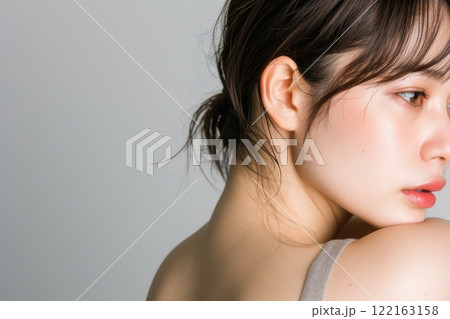 肩越しに振り返る肌の綺麗な日本人女性(白背景・背景なし・肩こり・スマホ首) 肩越しに振り返る肌の綺麗な日本人女性(白背景・背景なし・肩こり・スマホ首) 122163158
