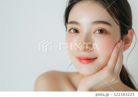 顔に手をあてる肌の綺麗な日本人女性(アジア人・白背景・背景なし) 顔に手をあてる肌の綺麗な日本人女性(アジア人・白背景・背景なし) 122163225